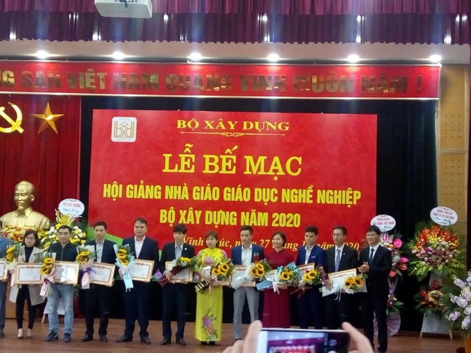 Hình ảnh trao giải tại Hội giảng Nhà giáo giáo dục nghề nghiệp Bộ Xây dựng năm 2020